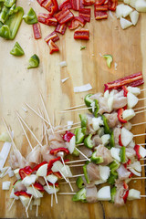 Brochete de pollo, morron, cebolla y champignones a la parilla.