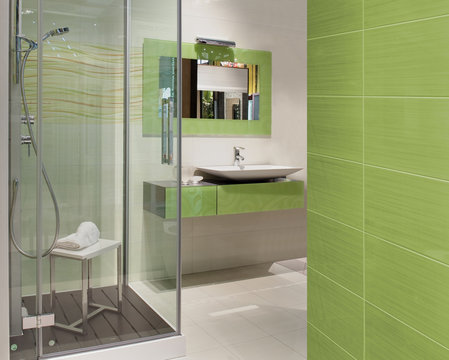 Bagno verde con doccia spaziosa e lavandino