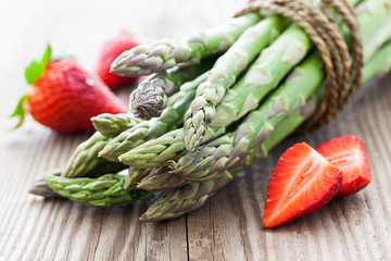Spargel und Erdbeeren