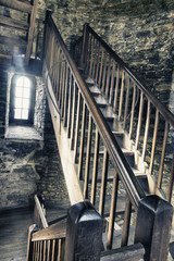 Altes Treppenhaus im Turm der Ritterburg