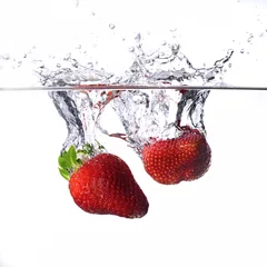 Photo sur Plexiglas Éclaboussures deau Deux fraises splash sur fond blanc
