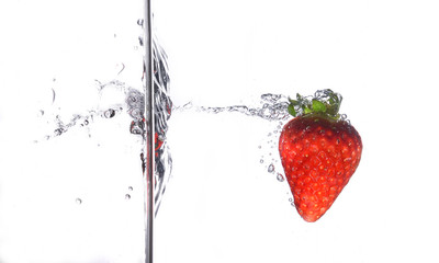 Fragola splash su sfondo bianco