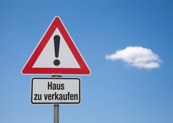 Achtung Schild mit Wolke HAUS ZU VERKAUFEN