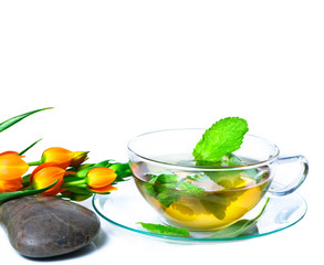 Kräutertee vor weißem Hintergrund