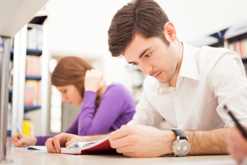 Obraz premium Group of people in a library