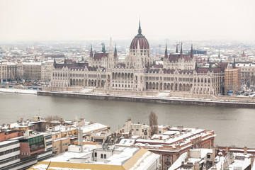 Obraz premium Danube and Parliament Building in Budapest