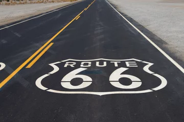 Photo sur Plexiglas Route 66 Bouclier d& 39 autoroute Route 66 peint sur route en Californie