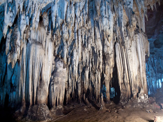 Tham Khao Bin cave