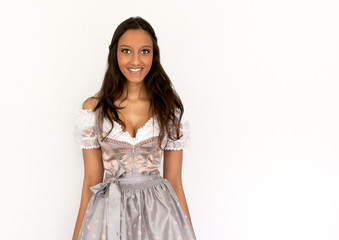 Wunderhübsche Frau im Dirndl vor weißem Hintergrund