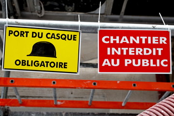 chantier interdit au public. port du casque obligatoire.