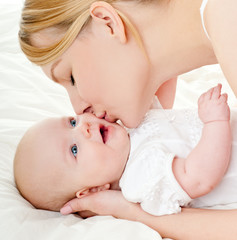 Obraz na płótnie Canvas szczęśliwa matka z baby nad białym