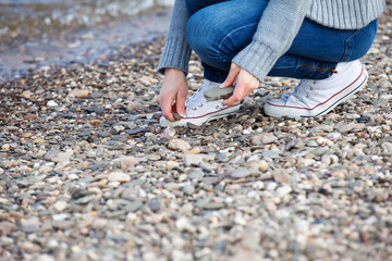 Steine sammeln am Flussufer