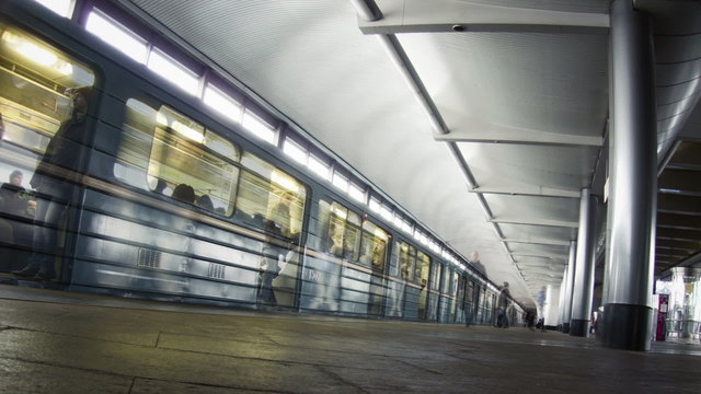 Passengers on the metro station. Time lapse.