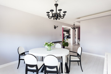 Vibrant cottage - dining room