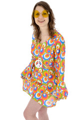 Junge Frau in Hippie-Kostüm lacht