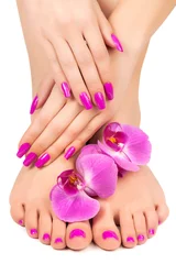 Foto op Canvas roze manicure en pedicure met een orchideebloem © Dmytro Titov