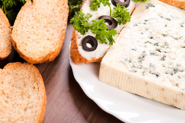 Fototapeta na wymiar Bread and blue cheese