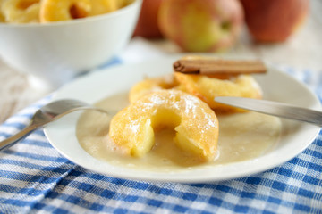 Apfelringe in Zimtsoße