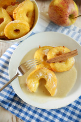 Bierteig-Apfelringe mit Zimtsauce