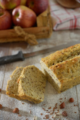 Apfelbrot mit Nüssen und Leinsamen