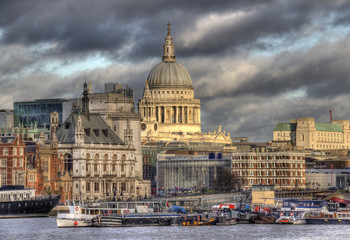 Fototapeta na wymiar Saint Pauls Cathedral in London from across the Thames