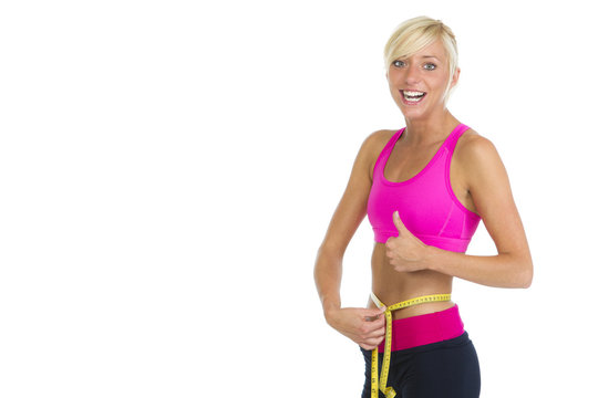 Junge Blondine mit Ma&szlig;band im Sportoutfit