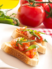 Antipasti aus Tomaten, Ruccola und Zwiebeln.