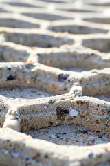 Nahaufnahme einer Reifenspur im Sandstrand