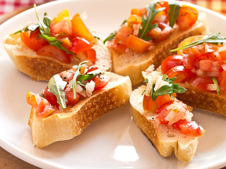 Bruschetta aus Tomaten, Ruccola und Zwiebeln.