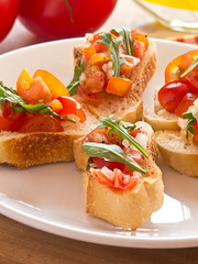 Antipasti aus Tomaten, Ruccola und Zwiebeln.