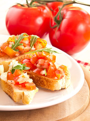 Antipasti ausTomaten, Ruccola und Zwiebeln.
