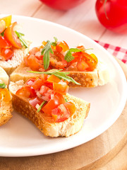 Antipasti aus Tomaten, Ruccola und Zwiebeln.