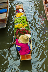 Obraz premium Damnoen Saduak floating market in Thailand