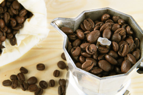 chicchi di caff&egrave; nella caffettiera
