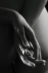 Naklejka premium artystyczne kobiety nago czarno-białe ręce