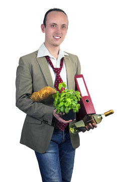 Jungeselle beim Einkauf nach Feierabend