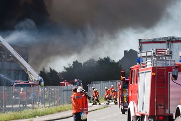 Feuerwehr im Einsatz bei Großbrand in Industriegebiet, Niedersachsen, Deutschland, Europa