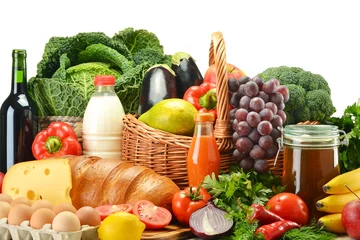 Foto op Plexiglas Groceries in wicker basket including vegetables and fruits © monticellllo