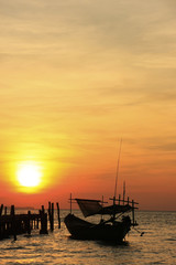 Fototapeta na wymiar Sylwetka tradycyjnych łodzi rybackich na wschód słońca, Koh Rong isla