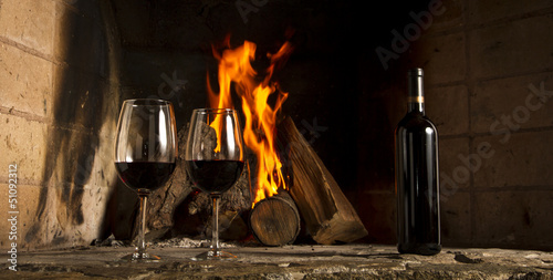 Copa de vino tino con fuego de chimenea de fondo." fotos de ...