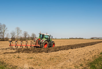 Obraz premium Plowing the farmland