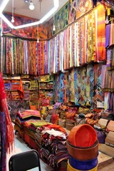 Farbenfroher Seiden- und Teppichladen in den faszinierenden Souks der o © icon72