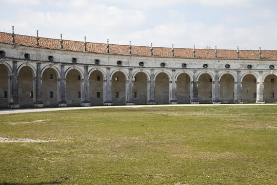Parte del colonnato dell'esedra di Villa Manin