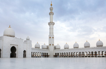 Fototapeta na wymiar Biały Sheikh Zayed Meczet w Abu Dhabi, Zjednoczone Emiraty Arabskie