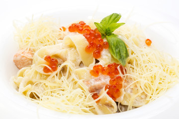Спагетти с красной икрой и сырным соусом