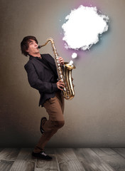 Obraz na płótnie Canvas Młody mężczyzna gra na saksofonie w przestrzeni kopii w chmurze białego