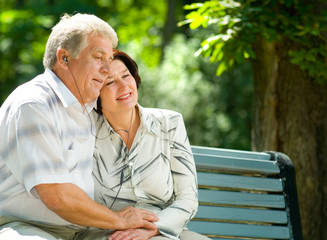 Obraz premium Senior couple in headset together, outdoors