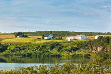 Obraz premium Iceland landscape with lake and farmhouse at sunny good weather