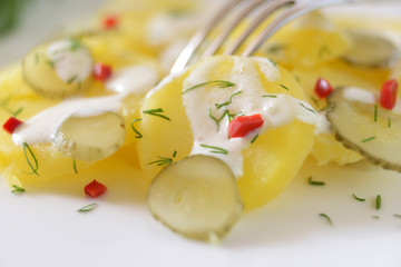 Frischer Kartoffelsalat mit Sojajoghurt,Pepperoni,Gurke und Dill