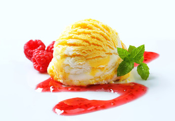 Ice cream with raspberry sauce